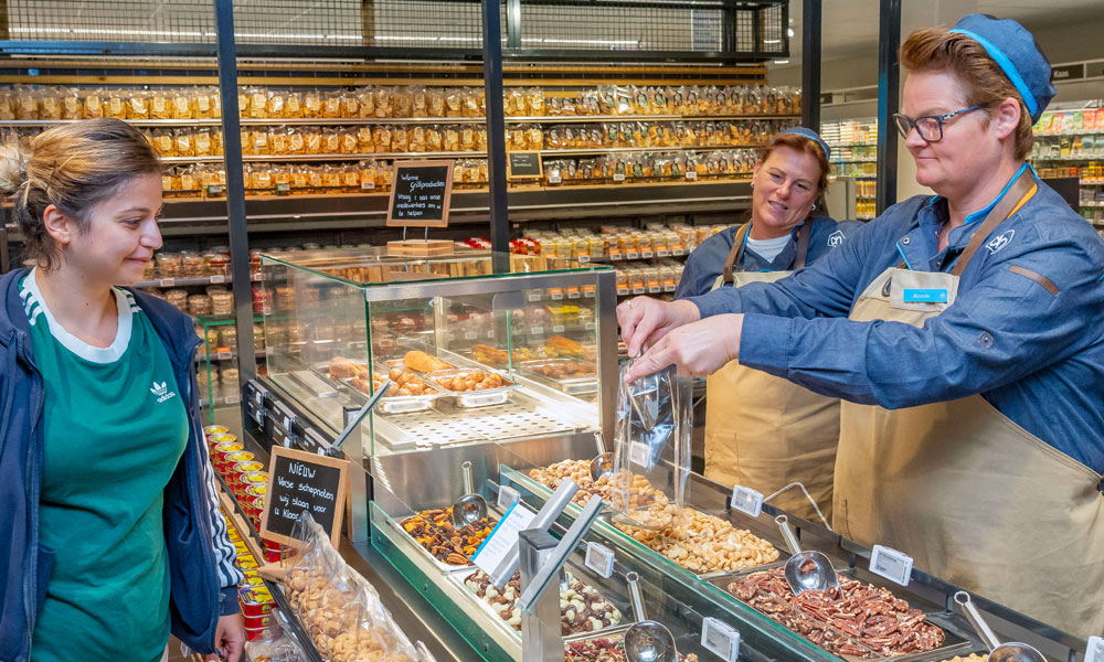 Medewerkers bij de bakkerij